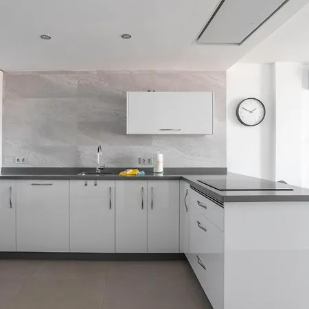 Arce Frontline Seaview Apartment *